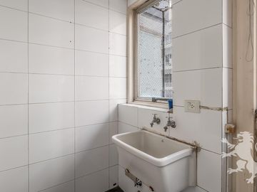 EXCELENTE SEMIPISO - VENTA - 4 AMBIENTES - DEPENDENCIA - COCHERA - LAS CAÑITAS