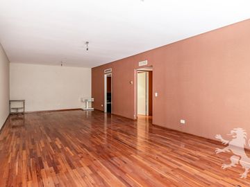 EXCELENTE SEMIPISO - VENTA - 4 AMBIENTES - DEPENDENCIA - COCHERA - LAS CAÑITAS