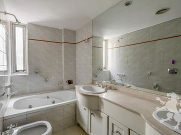 EXCELENTE SEMIPISO - VENTA - 4 AMBIENTES - DEPENDENCIA - COCHERA - LAS CAÑITAS