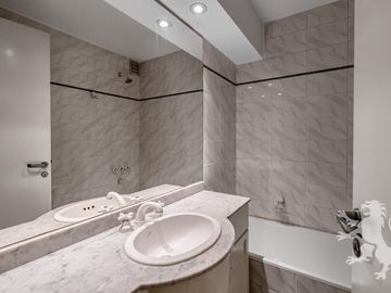 EXCELENTE SEMIPISO - VENTA - 4 AMBIENTES - DEPENDENCIA - COCHERA - LAS CAÑITAS