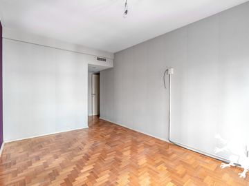 EXCELENTE SEMIPISO - VENTA - 4 AMBIENTES - DEPENDENCIA - COCHERA - LAS CAÑITAS
