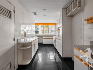 EXCELENTE SEMIPISO - VENTA - 4 AMBIENTES - DEPENDENCIA - COCHERA - LAS CAÑITAS