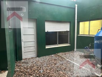 Venta en Block 3 Locales  con  2 Departamentos en Victoria Centro.
