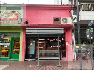 Venta en Block 3 Locales  con  2 Departamentos en Victoria Centro.