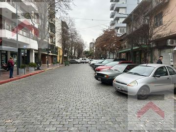 Venta en Block 3 Locales  con  2 Departamentos en Victoria Centro.