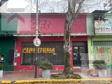 Venta en Block 3 Locales  con  2 Departamentos en Victoria Centro.