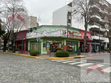 Venta en Block 3 Locales  con  2 Departamentos en Victoria Centro.