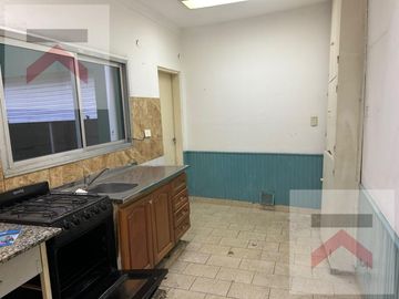 Venta en Block 3 Locales  con  2 Departamentos en Victoria Centro.