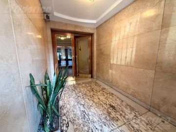 Departamento de 2 dormitorios c/dep. de servicio en venta en Flores
