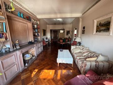 Departamento de 2 dormitorios c/dep. de servicio en venta en Flores