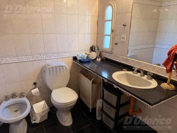 Departamento de 2 dormitorios c/dep. de servicio en venta en Flores