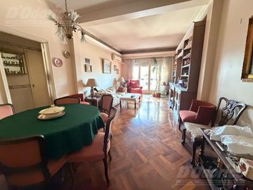 Departamento de 2 dormitorios c/dep. de servicio en venta en Flores