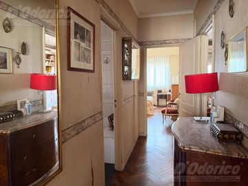 Departamento de 2 dormitorios c/dep. de servicio en venta en Flores