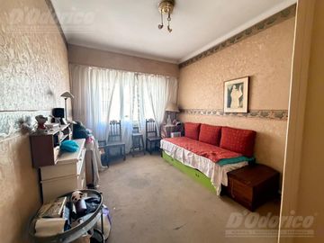 Departamento de 2 dormitorios c/dep. de servicio en venta en Flores