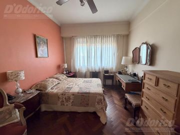 Departamento de 2 dormitorios c/dep. de servicio en venta en Flores