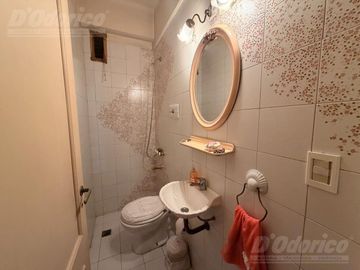 Departamento de 2 dormitorios c/dep. de servicio en venta en Flores