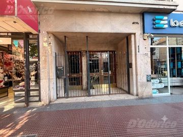 Departamento de 2 dormitorios c/dep. de servicio en venta en Flores