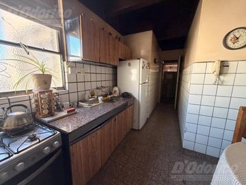 Departamento de 2 dormitorios c/dep. de servicio en venta en Flores