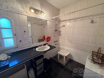 Departamento de 2 dormitorios c/dep. de servicio en venta en Flores