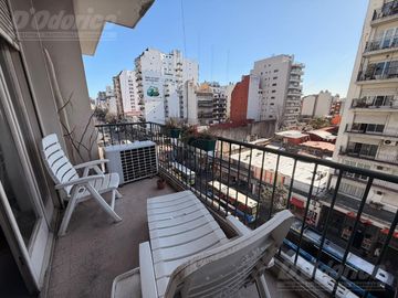 Departamento de 2 dormitorios c/dep. de servicio en venta en Flores