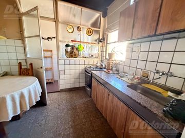 Departamento de 2 dormitorios c/dep. de servicio en venta en Flores