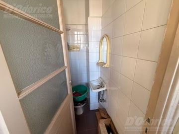 Departamento de 2 dormitorios c/dep. de servicio en venta en Flores