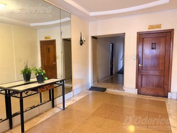 Departamento de 2 dormitorios c/dep. de servicio en venta en Flores