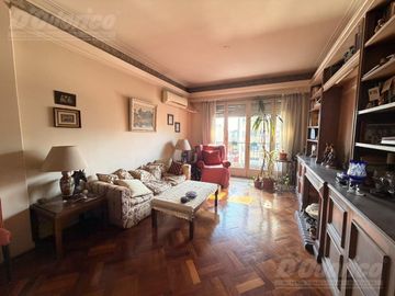 Departamento de 2 dormitorios c/dep. de servicio en venta en Flores