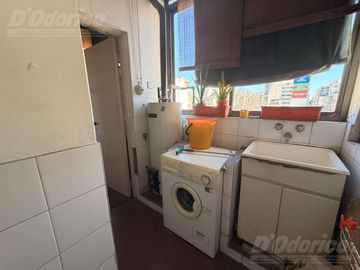 Departamento de 2 dormitorios c/dep. de servicio en venta en Flores