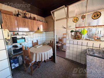 Departamento de 2 dormitorios c/dep. de servicio en venta en Flores
