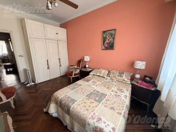 Departamento de 2 dormitorios c/dep. de servicio en venta en Flores