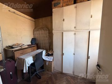 Departamento de 2 dormitorios c/dep. de servicio en venta en Flores