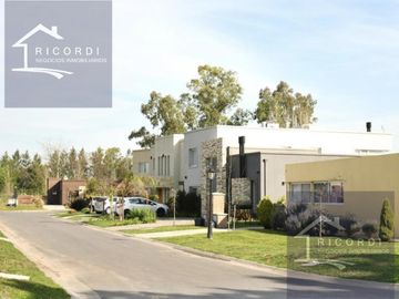 Casa en venta en Barrio Privado Santa Lucía, Pilar del Este.