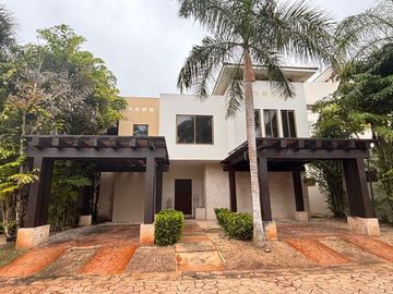Casa en Venta en Yucatan Country Club Harmonia frente al lago
