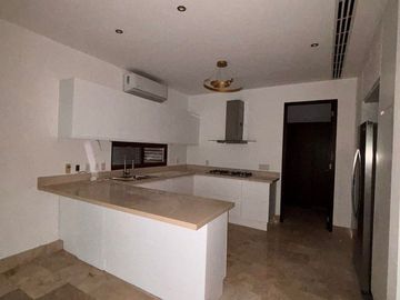 Casa en Venta en Yucatan Country Club Harmonia frente al lago
