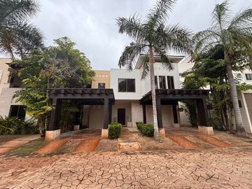 Casa en Venta en Yucatan Country Club Harmonia frente al lago