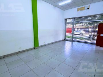 Amplio local comercial de 135 m² con oficina y cocina en alquiler en el centro de Castelar