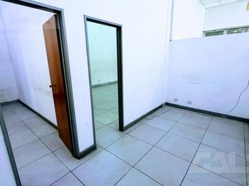 Amplio local comercial de 135 m² con oficina y cocina en alquiler en el centro de Castelar