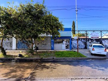 Amplio local comercial de 135 m² con oficina y cocina en alquiler en el centro de Castelar