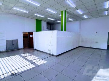 Amplio local comercial de 135 m² con oficina y cocina en alquiler en el centro de Castelar