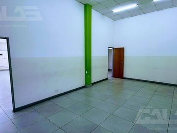 Amplio local comercial de 135 m² con oficina y cocina en alquiler en el centro de Castelar