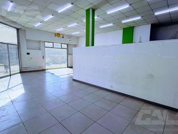 Amplio local comercial de 135 m² con oficina y cocina en alquiler en el centro de Castelar