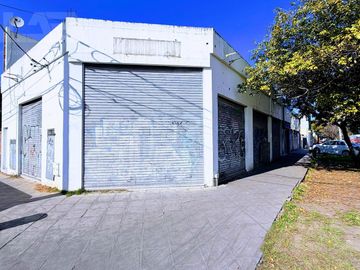Amplio local comercial de 135 m² con oficina y cocina en alquiler en el centro de Castelar