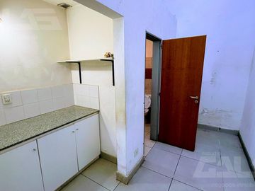 Amplio local comercial de 135 m² con oficina y cocina en alquiler en el centro de Castelar