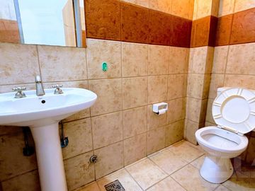 Amplio local comercial de 135 m² con oficina y cocina en alquiler en el centro de Castelar