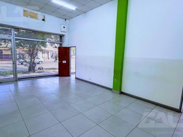 Amplio local comercial de 135 m² con oficina y cocina en alquiler en el centro de Castelar