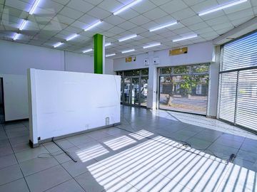 Amplio local comercial de 135 m² con oficina y cocina en alquiler en el centro de Castelar