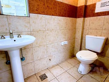 Amplio local comercial de 135 m² con oficina y cocina en alquiler en el centro de Castelar