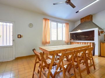 VENTA - Casa tres dormitorios, cochera, patio con pileta y quincho - Barrio Arroyito, Rosario.