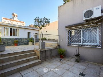 VENTA - Casa tres dormitorios, cochera, patio con pileta y quincho - Barrio Arroyito, Rosario.